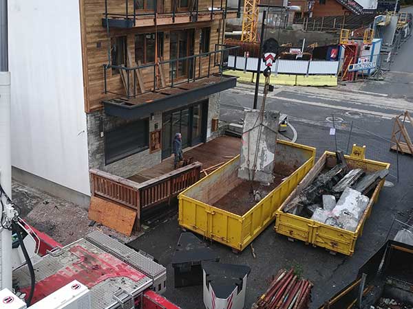 Vue sur des bennes de chantier